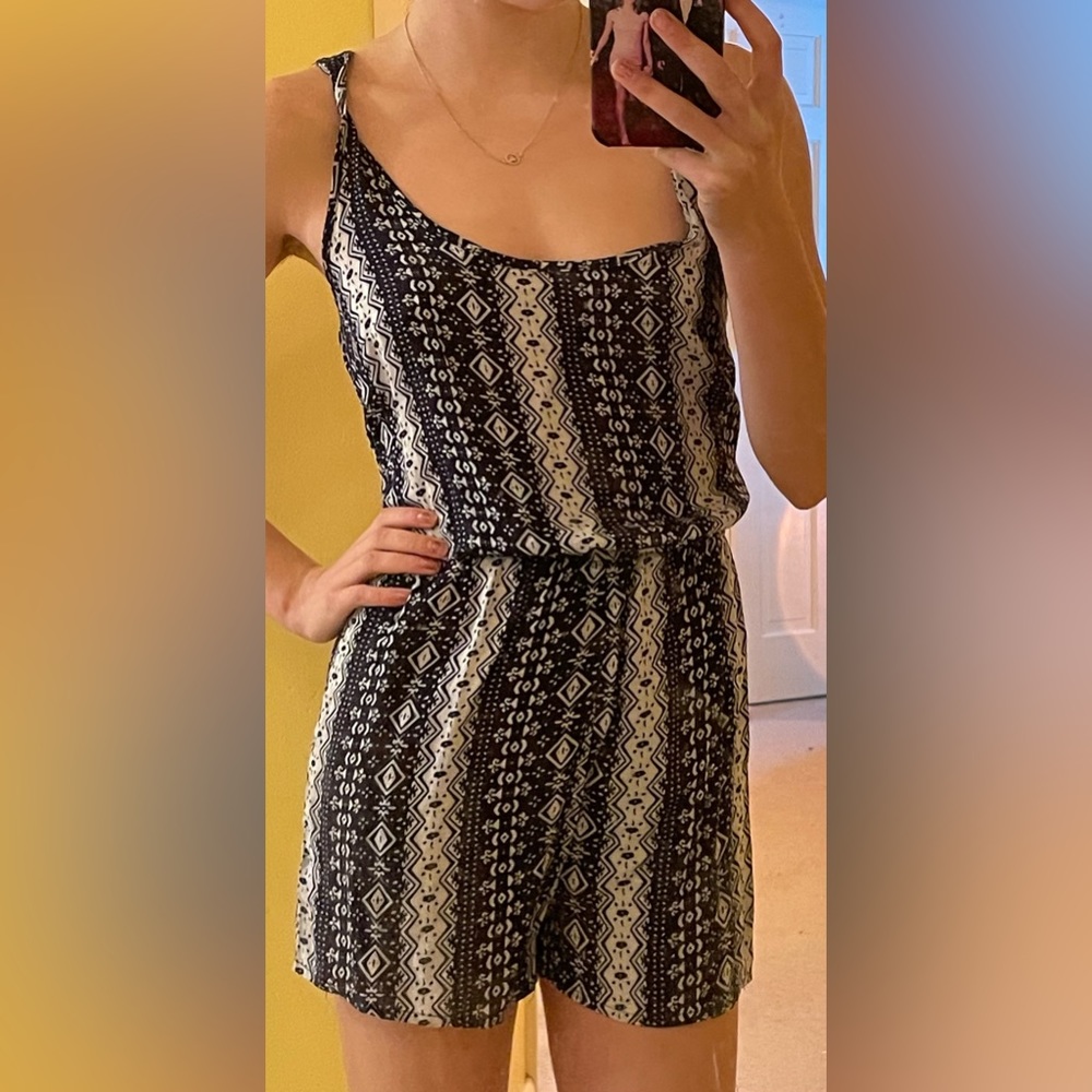 Rue21 navy blue patterned romper women’s s